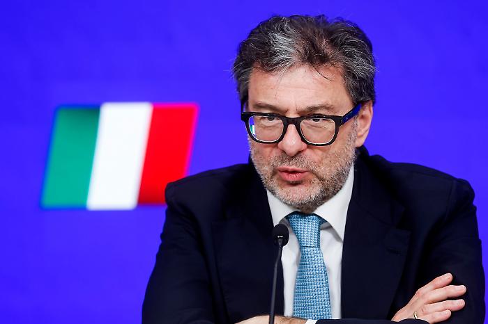 Giorgetti congela le certezze: la prossima manovra non sar&agrave; scritta col pilota automatico
