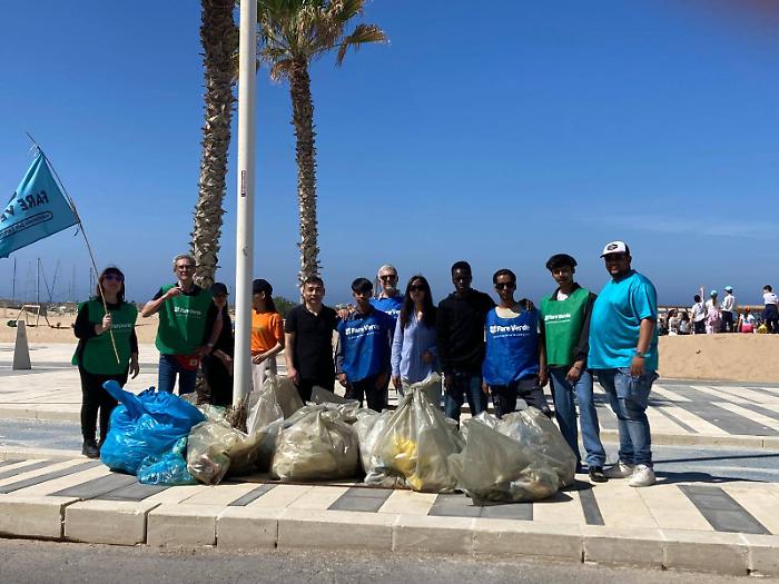 Giornata della Terra, a Scoglitti volontari e studenti insieme per ripulire la spiaggia della Lanterna