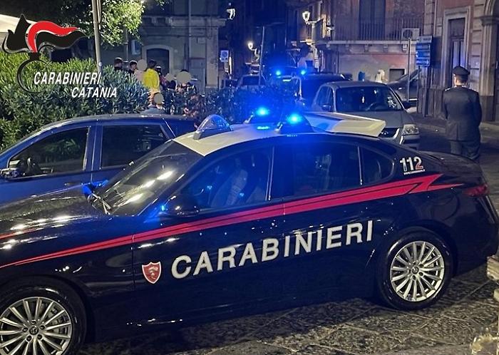 Aggressione con uno sgabello a Biancavilla: arrestati due uomini accusati di tentato omicidio
