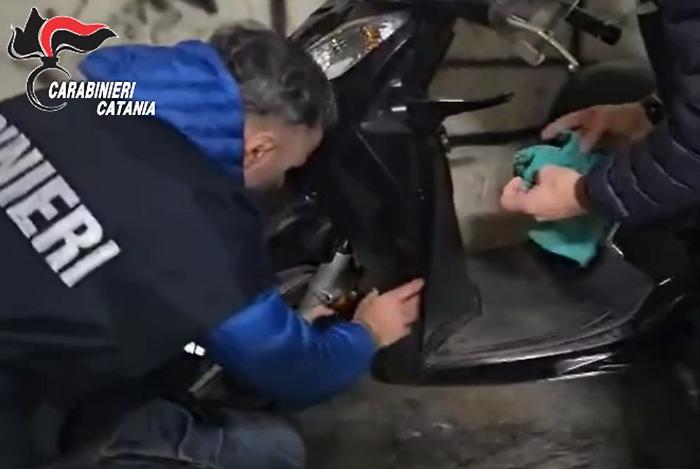 Catania, i carabinieri seguono il pusher e scoprono il deposito di droga 