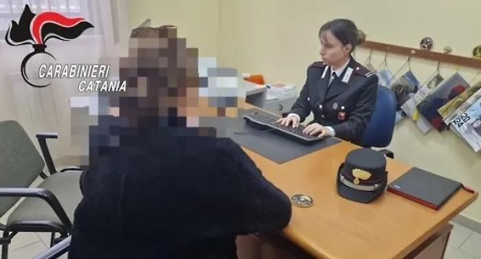 Sotto l'effetto di droga, torna a casa e picchia la madre perch&eacute; non gli sblocca il bancomat