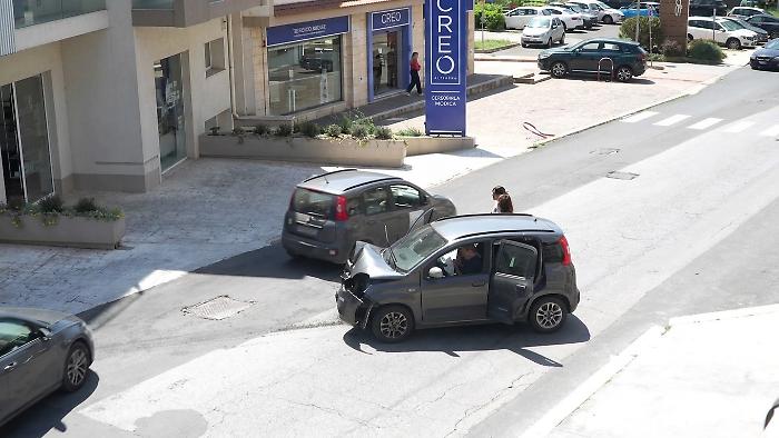 Modica, auto fuori controllo travolge un pedone