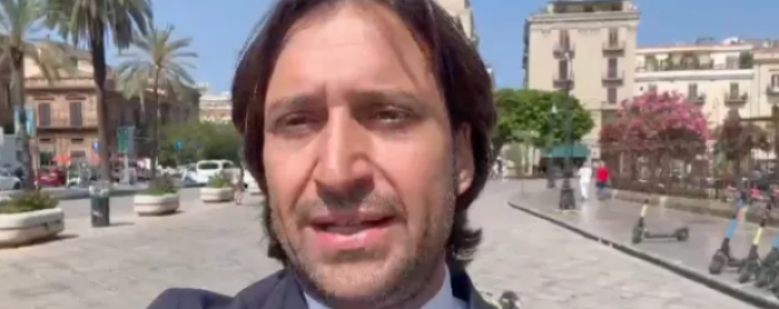 Pietre contro centro comunale politiche giovanili a Palermo