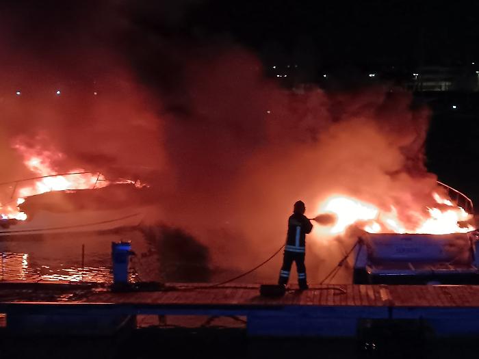 Inferno di fuoco al porto di Scoglitti, al rogo due imbarcazioni