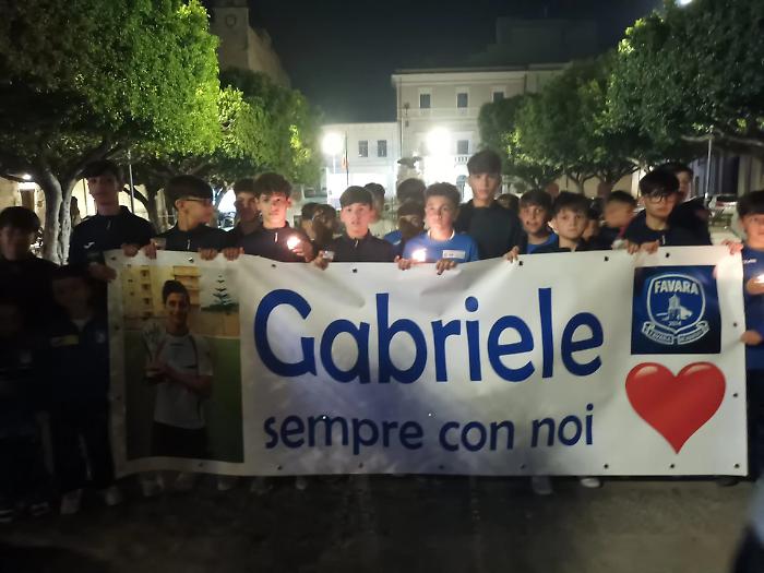 Il sorriso di Gabriele dietro le fiaccole di Favara: l'omaggio struggente degli amici 
