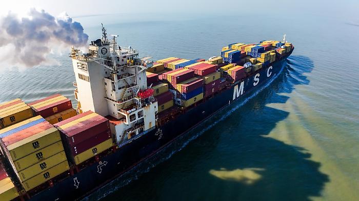 Lo Stretto di Hormuz torna sotto tiro: l&rsquo;Iran spara su tre navi (una Msc) e riaccende la miccia del commercio globale