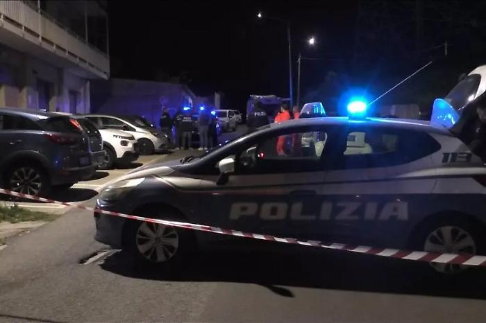 Getta i figli dal balcone e poi si suicida, e ora si spera di salvare la bimba sopravvissuta: trasferimento al Gaslini