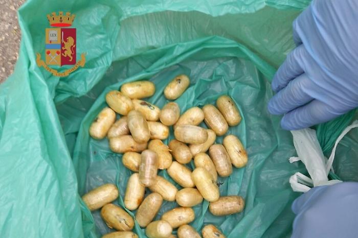 Ingerisce pi&ugrave; di 30 ovuli di eroina e finisce in ospedale: un arresto a Palermo 