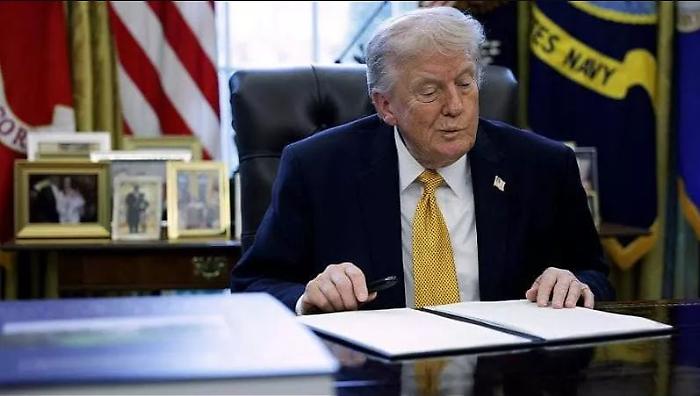 Trump legge la Bibbia nello Studio Ovale: scontro con Papa Leone e critiche degli evangelici