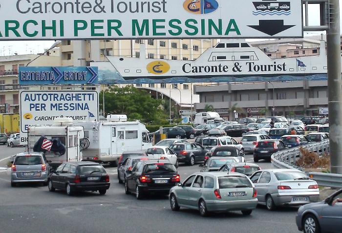 L'Italia in vacanza sceglie il Sud: boom di auto (+13%) verso le coste siciliane 