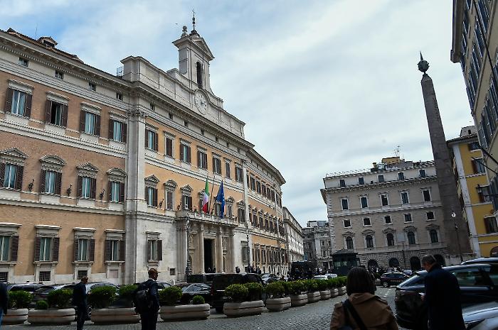 Dl sicurezza, via libera al decreto correttivo: contributo da 615 euro esteso anche a onlus e mediatori