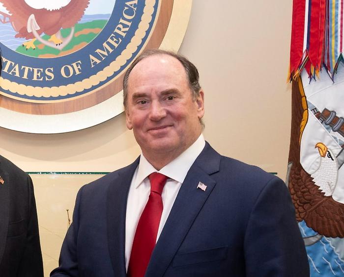 Terremoto al Pentagono: silurato il segretario della Marina Usa. L'Iran annuncia i primi incassi dallo Stretto di Hormuz