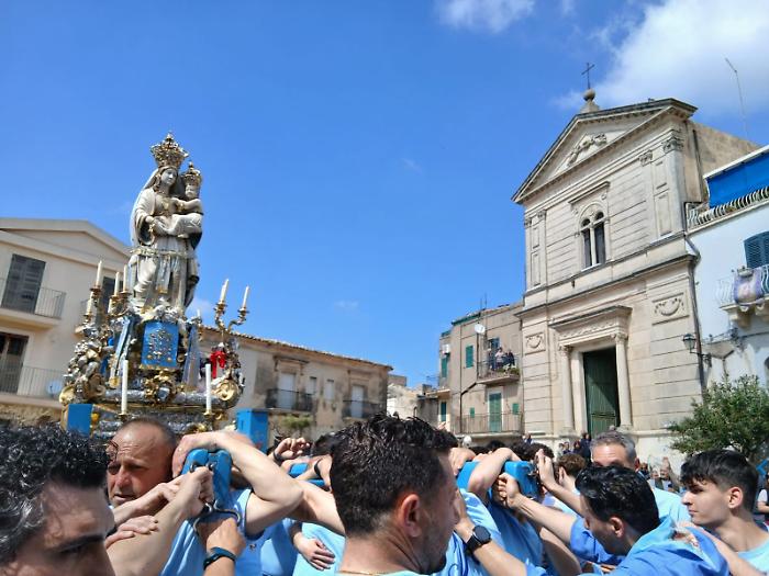 Maria Ss. di Gulfi, la patrona ha fatto rientro al santuario. Bagno di folla tra i devoti