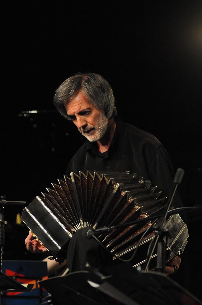 Finale del centenario: H&eacute;ctor Ulises Passarella e Cristina Cavalli uniscono cinema e tango al Politeama Garibaldi