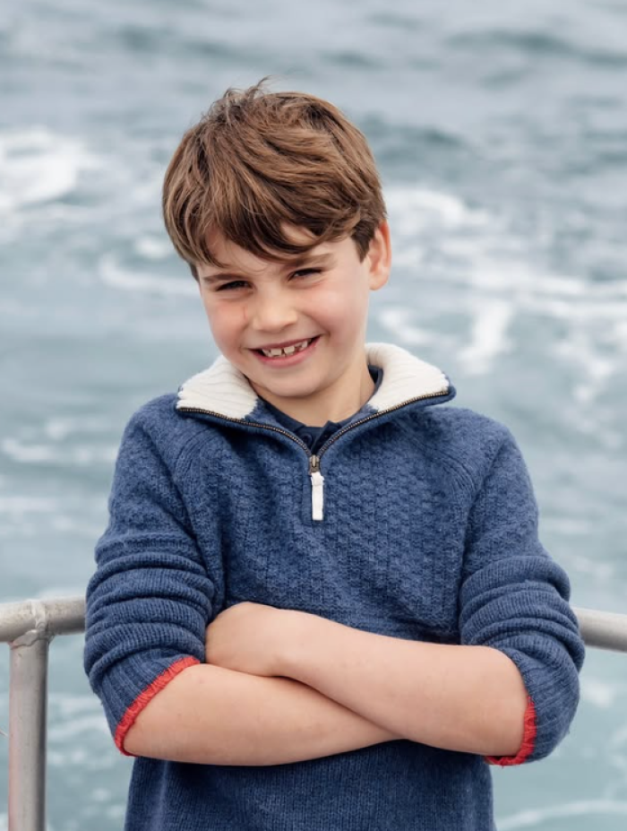 Il principe Louis in festa: tuffi, sabbia e cricket nel video per l'ottavo compleanno