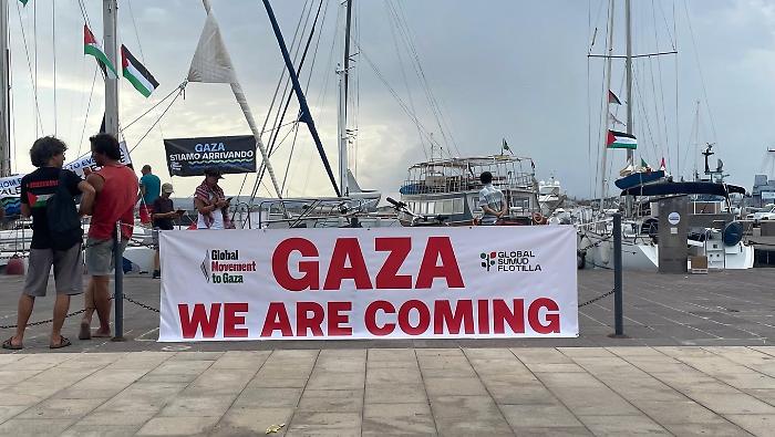 La Flotilla per rompere l'assedio: medici e costruttori in viaggio per la Palestina 