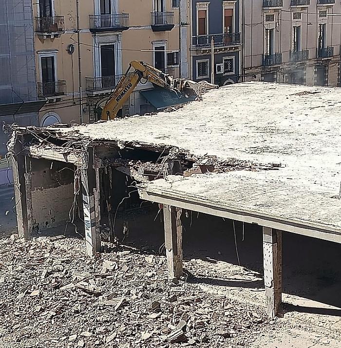 Nel cantiere di piazza Lupo &laquo;operai al lavoro senza protezioni sul tetto&raquo;