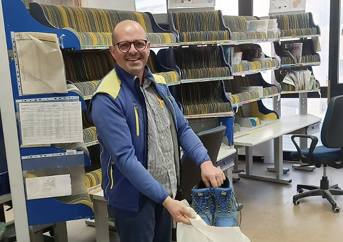 Le scarpe dei portalettere operanti nel Ragusano diventano pavimento antitrauma per i bambini