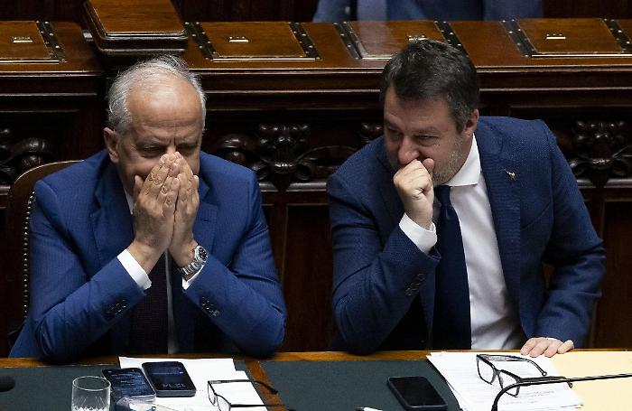 Decreto Sicurezza, legge approvata e gi&agrave; corretta: il governo salva il testo, ma il caso rimpatri ne svela tutte le crepe