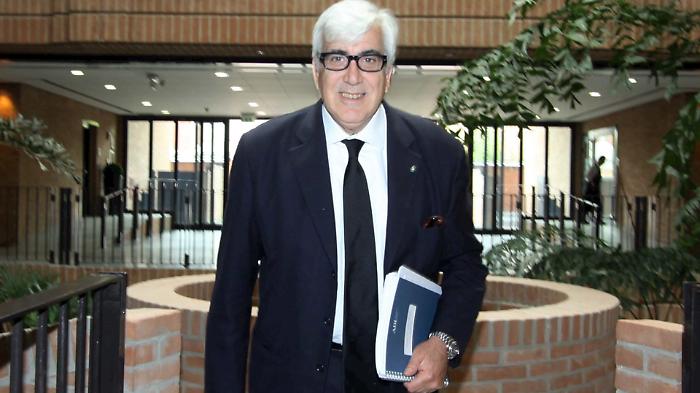 Prodi, Re Carlo, Mitterrand e Draghi: la vita di Ponzellini  tra potere, fortuna e tagliatelle al Circolo Arci