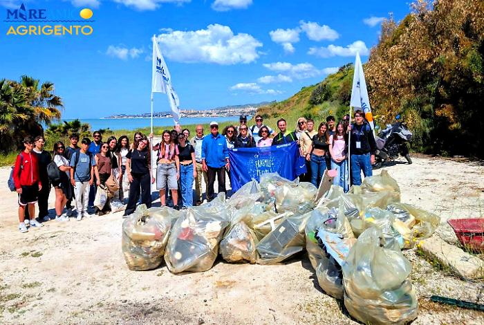 Lezione di ecologia a Maddalusa: gli studenti Erasmus liberano la spiaggia dai rifiuti