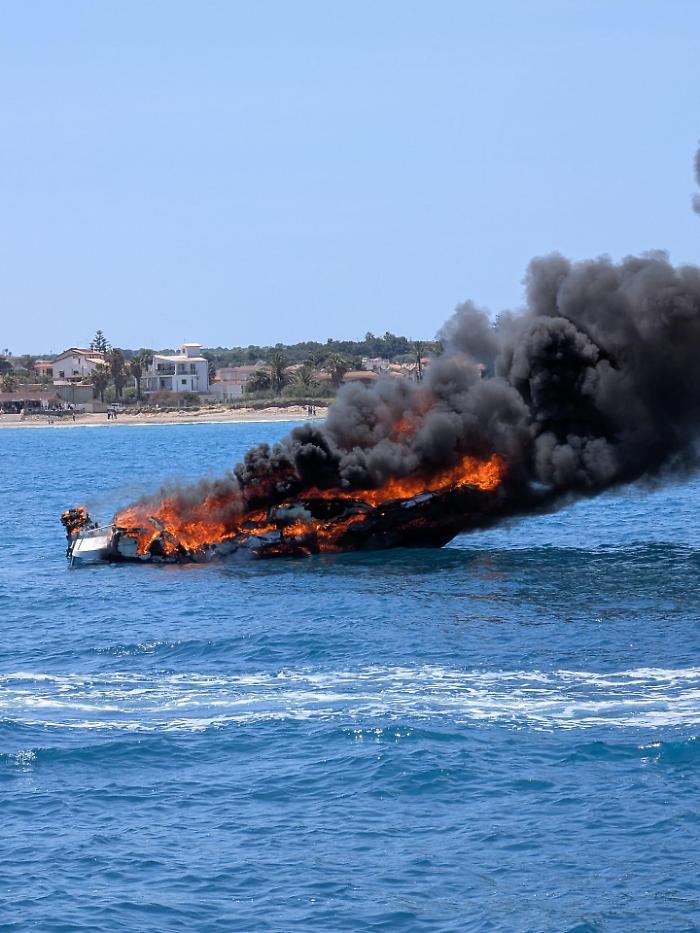 Imbarcazione in fiamme al largo di Noto: paura per due diportisti di Avola