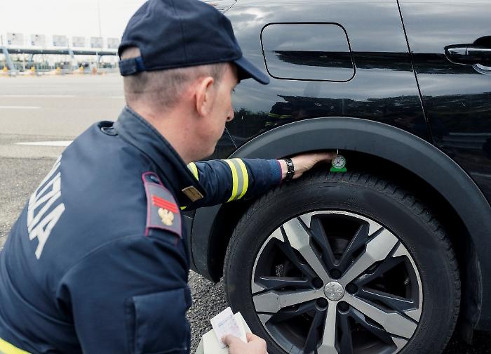 Controlli pneumatici 2026: la Polizia Stradale avvia l'operazione "Vacanze sicure"