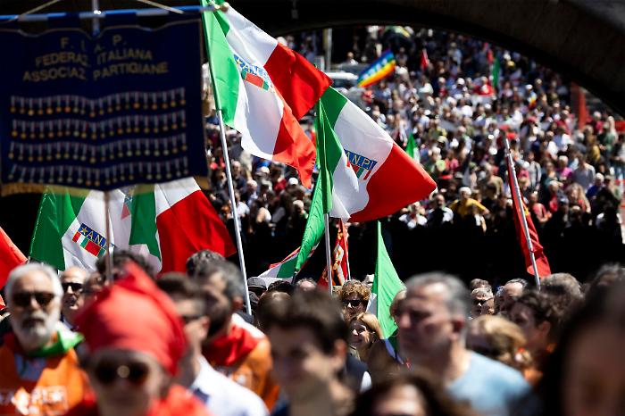 Spari con pistola ad aria compressa contro due partigiani al 25 aprile di Roma: marito e moglie colpiti al collo e alla spalla