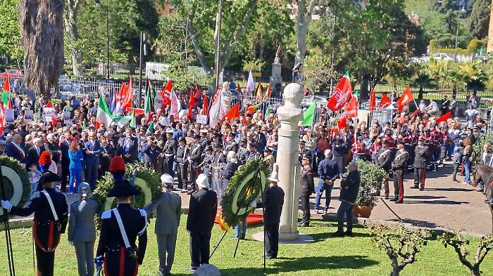 La contestazione a Lagalla per il 25 aprile di Palermo: cori "vergogna" e bandiere palestinesi per l'incontro con l'ambasciatore israeliano