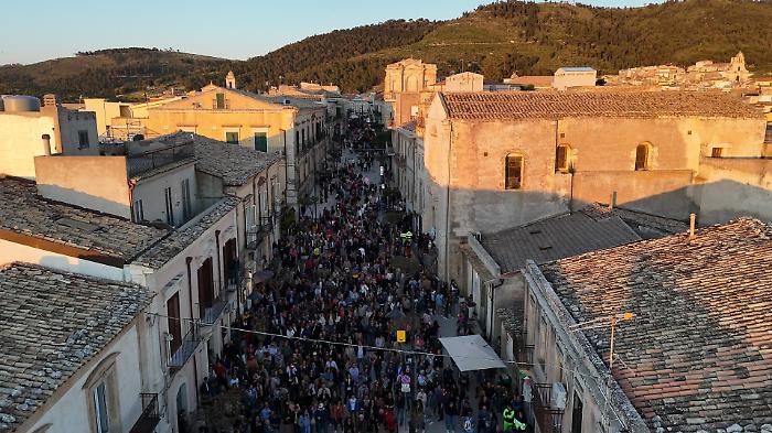 Il Primo maggio a Chiaramonte e il coinvolgimento dei gruppi che realizzano i carri del Carnevale