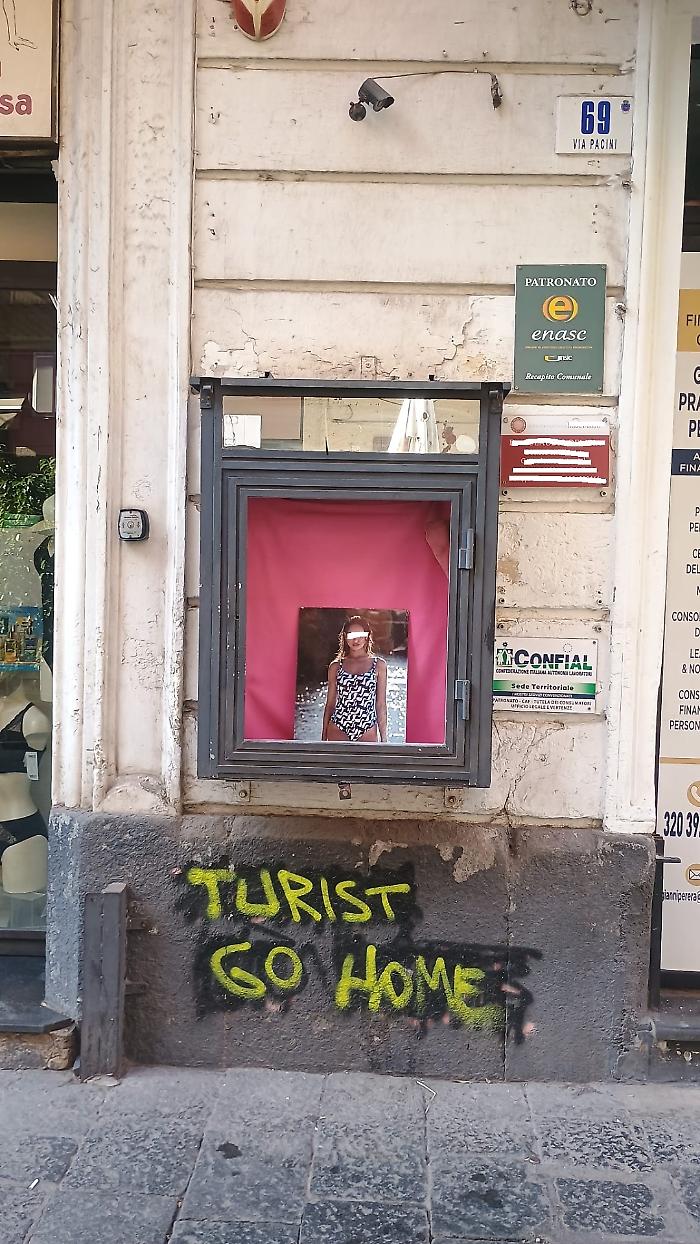 Via Pacini scritta "Tourist go home"