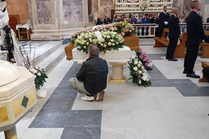 Morta suicida con i due bimbi a Catanzaro, il marito porta in spalla la piccola bara del figlio: citt&agrave; in lutto per le tre vittime