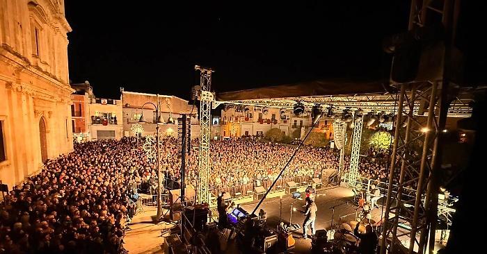 Piazza stracolma ad Acate per il concerto di Michele Zarrillo