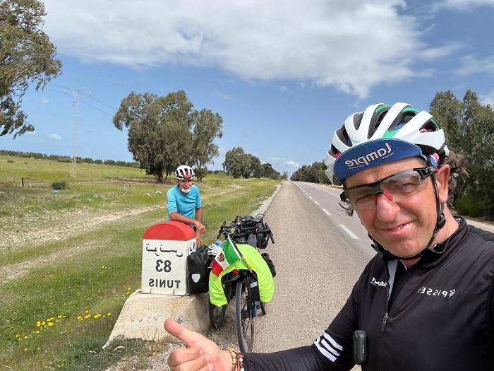 Due amici, due biciclette e un sogno che profuma di avventura