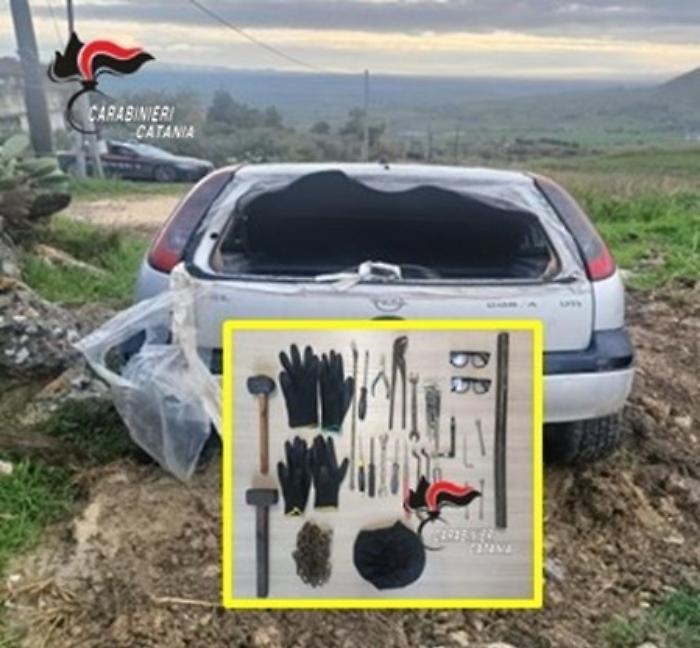 Sperona la gazzella dei carabinieri e fugge: 60enne denunciato, trovati arnesi da scasso e una tessera sanitaria