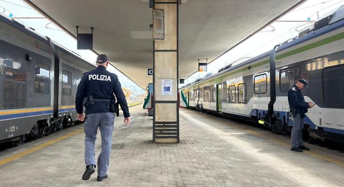 Sale sul treno senza biglietti e aggredisce agenti e capotreno: treni soppressi e ritardi