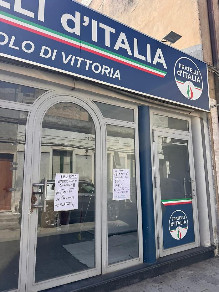 Vittoria, scritte anarchiche e un manoscritto dinanzi alla sede di Fratelli d'Italia
