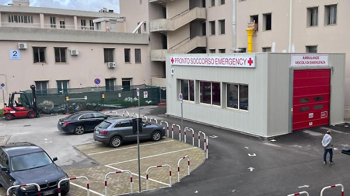 Ospedale di Sciacca, l'incubo delle zanzare: pazienti al Pronto soccorso con le racchette elettriche