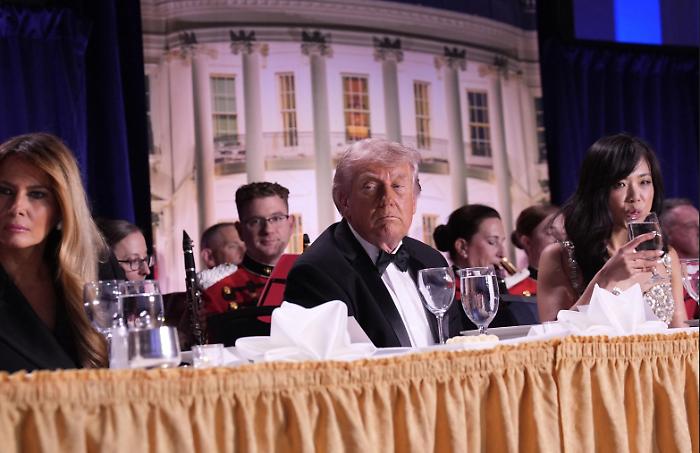 Terrore alla cena dei corrispondenti con Trump: uomo irrompe armato e fa fuoco, neutralizzato dal Secret Service