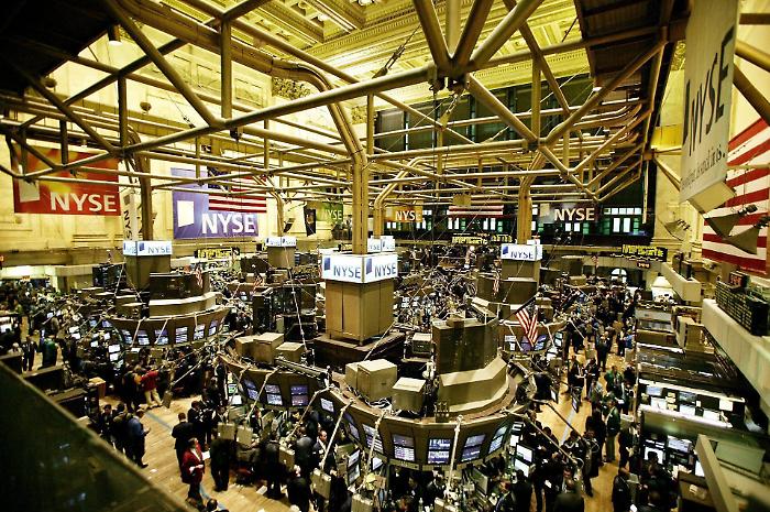 Il conto salato dello Stretto di Hormuz chiuso, l'Europa paga, Wall Street incassa: chi vince e chi perde in Borsa
