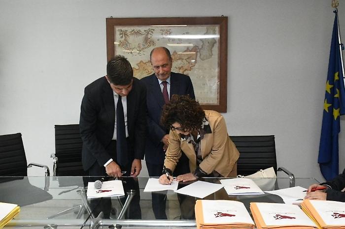 La fine dell'attesa: 275 firme per il posto fisso alla Regione Siciliana