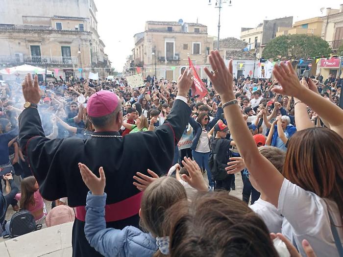 Santa Croce, che festa in piazza con i cresimandi