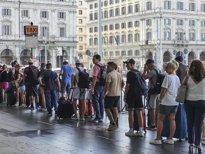 Primo maggio in sciopero: disagi a macchia di leopardo su trasporti, sanit&agrave; e beni culturali