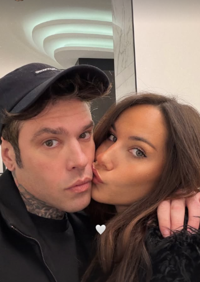 La dedica di Fedez per il disco d'oro non &egrave; per la compagna ma per...Maurizio: &laquo;Ha riportato luce nella mia vita&raquo;