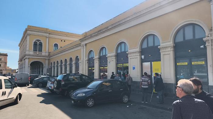 Entra alla posta, lascia una valigetta e se ne va: allarme bomba alla posta di Piazza Giovanni XXIII