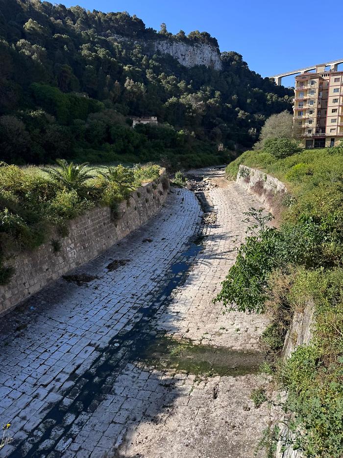 Miasmi fognari nel cuore di Modica, il comitato non ci sta