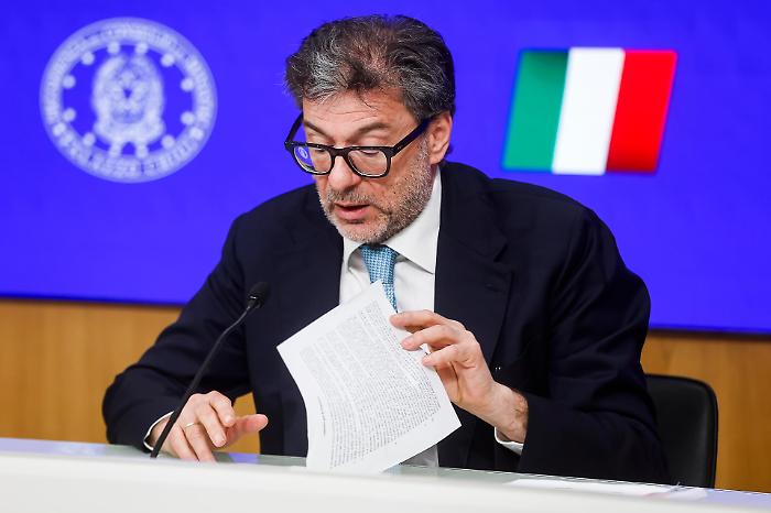 Lo strappo del Mef: "Scostamento necessario per salvare l'economia"