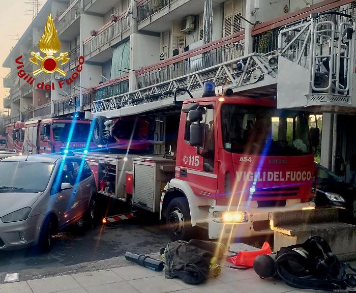 Catania, incendio in un condominio nel quartiere di Zia Lisa: quattro evacuati
