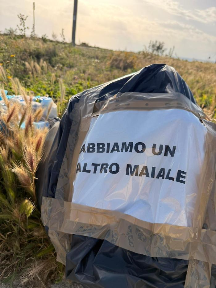 Ispica, abbandoni i rifiuti? E c'&egrave; chi fa emergere un cartello dal contenuto inequivocabile