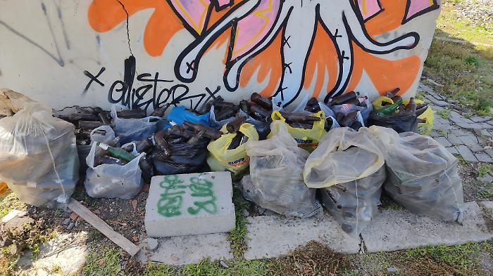 Acate, bottiglie in vetro abbandonate ovunque: Zingaro denuncia